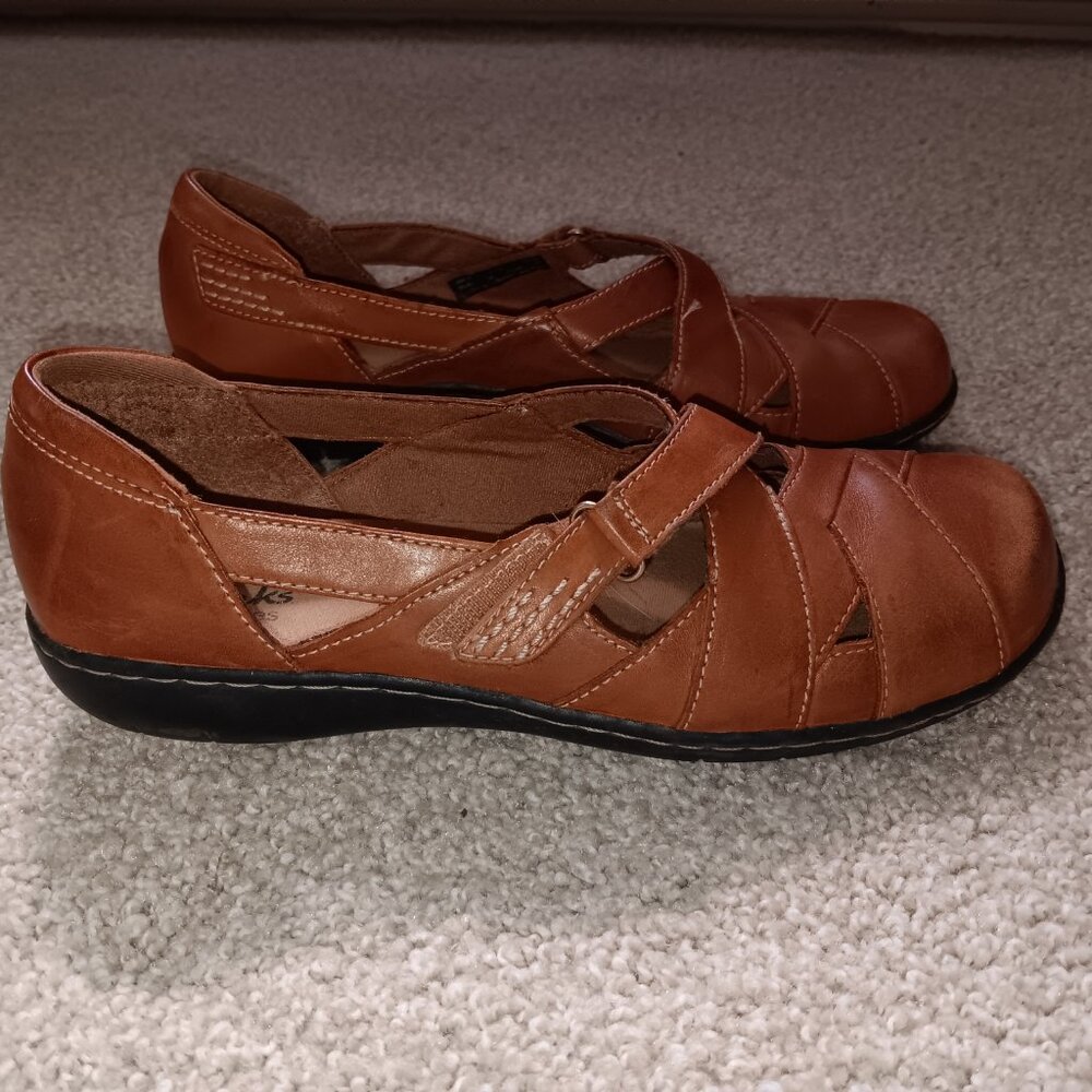 Clarks Bendables Leather MaryJanes with velcro strap 8.5 Wide - Picture 3 of 7